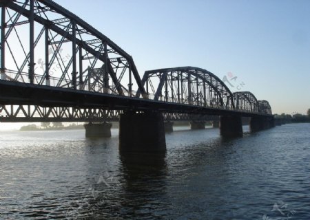 丹东鸭绿江断桥晨景图片