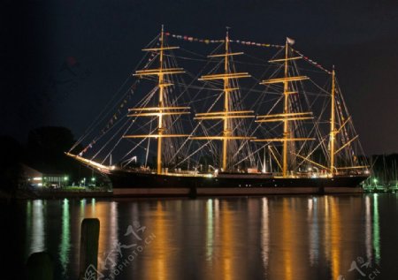 海上帆船夜景图片