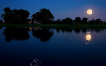 农村湖畔夜景图片