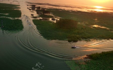 黄昏湖泊美景图片