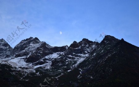 山顶月亮雪山月光雪山夜景图片
