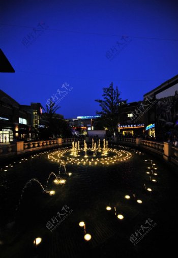 蓝色港湾喷泉夜景图片