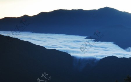 雪山南湖大山云海图片