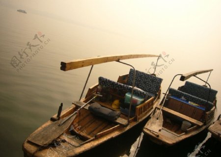 杭州西湖乌篷船游船图片