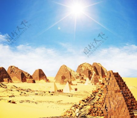 沙漠金字塔图片