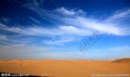 广阔的沙漠和蓝天图片