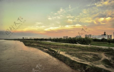 渭河映晚霞图片