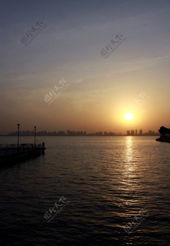 夕阳湖图片