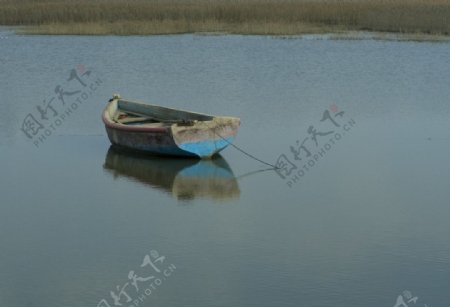 湖里的小船图片