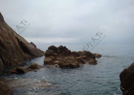 海边的大岩石图片