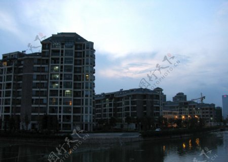 湖畔高楼图片