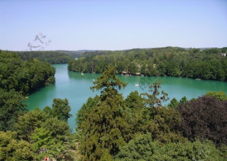 蓝色湖泊景色图片