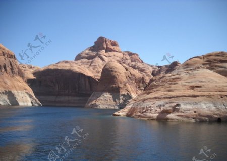 湖岸岩石图片
