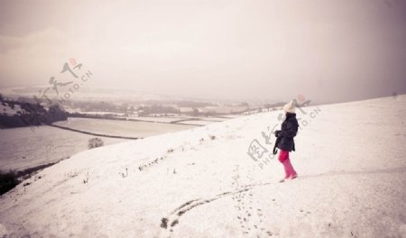 雪山坡上的女孩图片