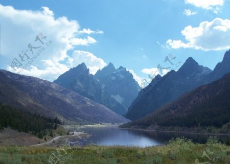 高山湖泊图片