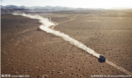 汽车驰骋沙漠图片