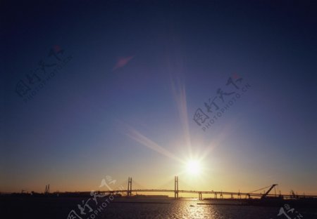 朝阳中的高架桥图片