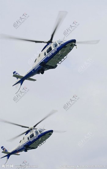 警用直升机双机编队飞行图片