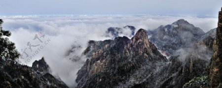 雾里山峰图片