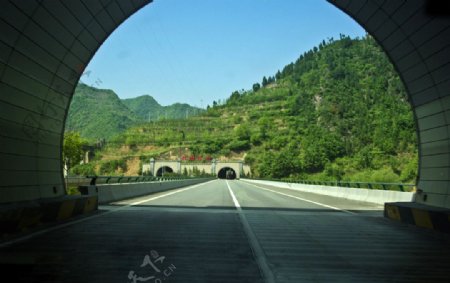 隧道口的风景图片