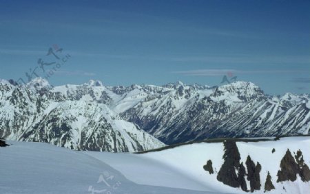 登山与雪景图片