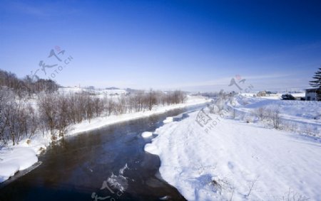 雪后的河流图片