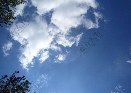 秋日蓝天白云图片