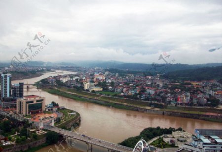 在中国边境小镇河口最高建筑物俯视越南老街与湄公河图片