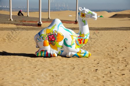响沙湾沙漠里的骆驼雕塑图片