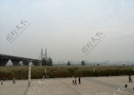 武汉江滩美景桥头图片