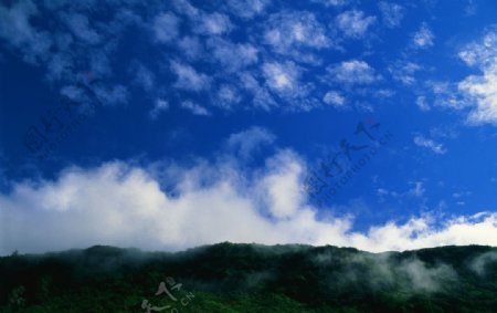 蓝天白云环山图片