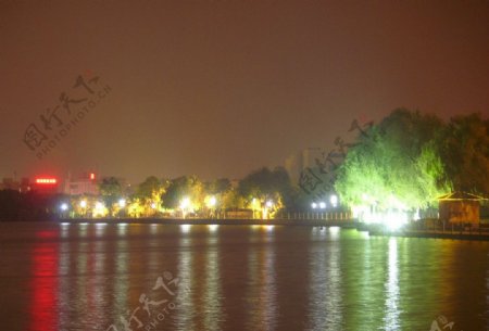 湖畔夜景图片