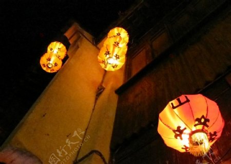 老街夜灯图片