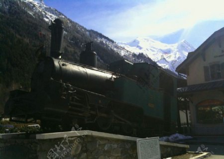 雪山脚下的火车头图片
