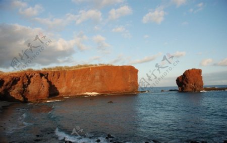 海岩石蓝天黄土图片