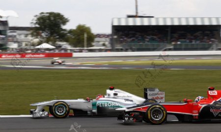 赛车场上的F1图片