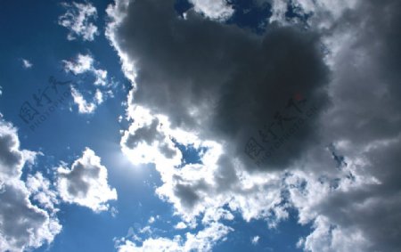 乌云遮日图片