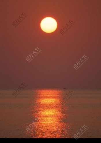 夕阳下大海图片