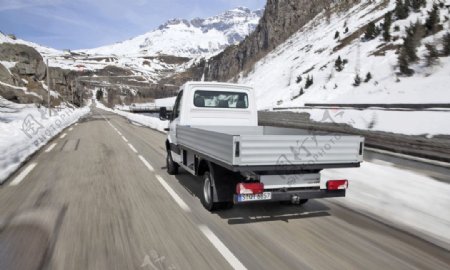 雪山道路上的奔驰卡车图片