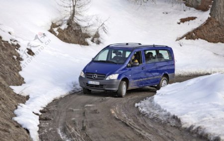 雪地中的奔驰面包车图片