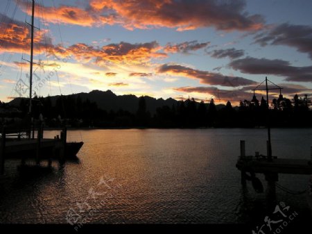 新西兰皇后镇湖游艇夕阳码头图片