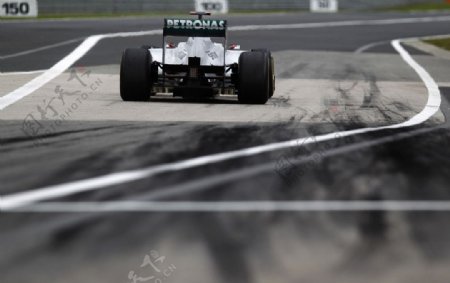 赛道上的F1图片