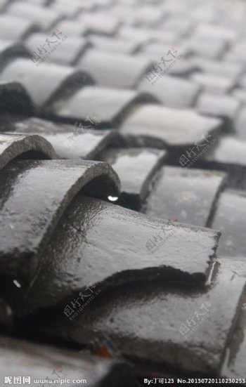 徽州建筑雨中的瓦片图片