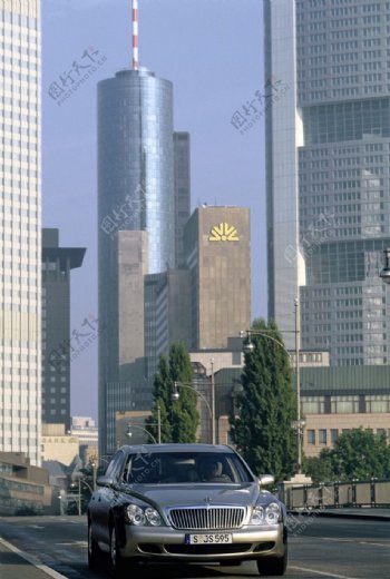 迈巴赫在城市公路上图片