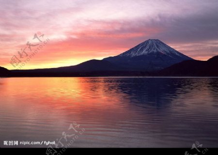 黄昏的富士山图片