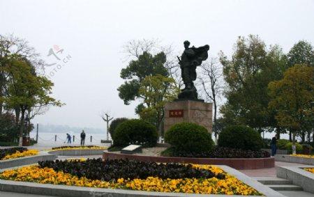 杭州西湖边的雕塑图片