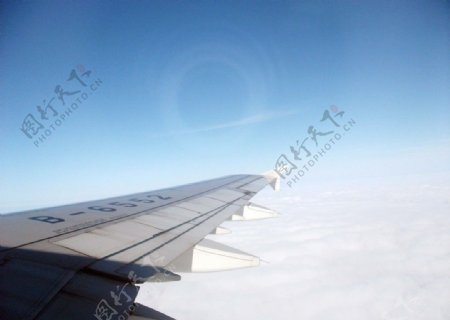 蓝天和机翼图片