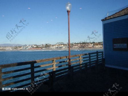 大海栅栏海边的房子波浪蓝天图片