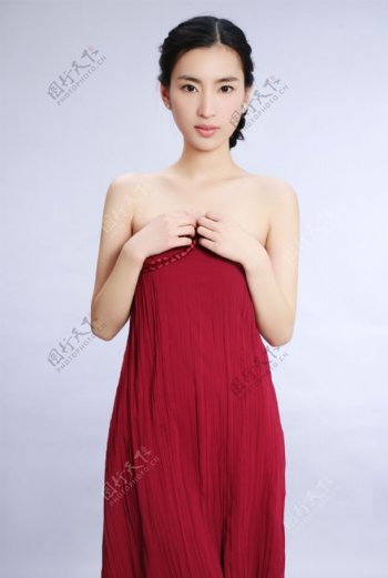冯静恩红色低胸晚礼服写真图片