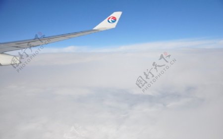 云层之上的机翼图片